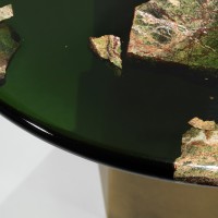 <a href="https://www.galeriegosserez.com/artistes/t-sakhi.html"> T SAKHI </a> - Reconciled Fragments - Table d'appoint "Forest Green"